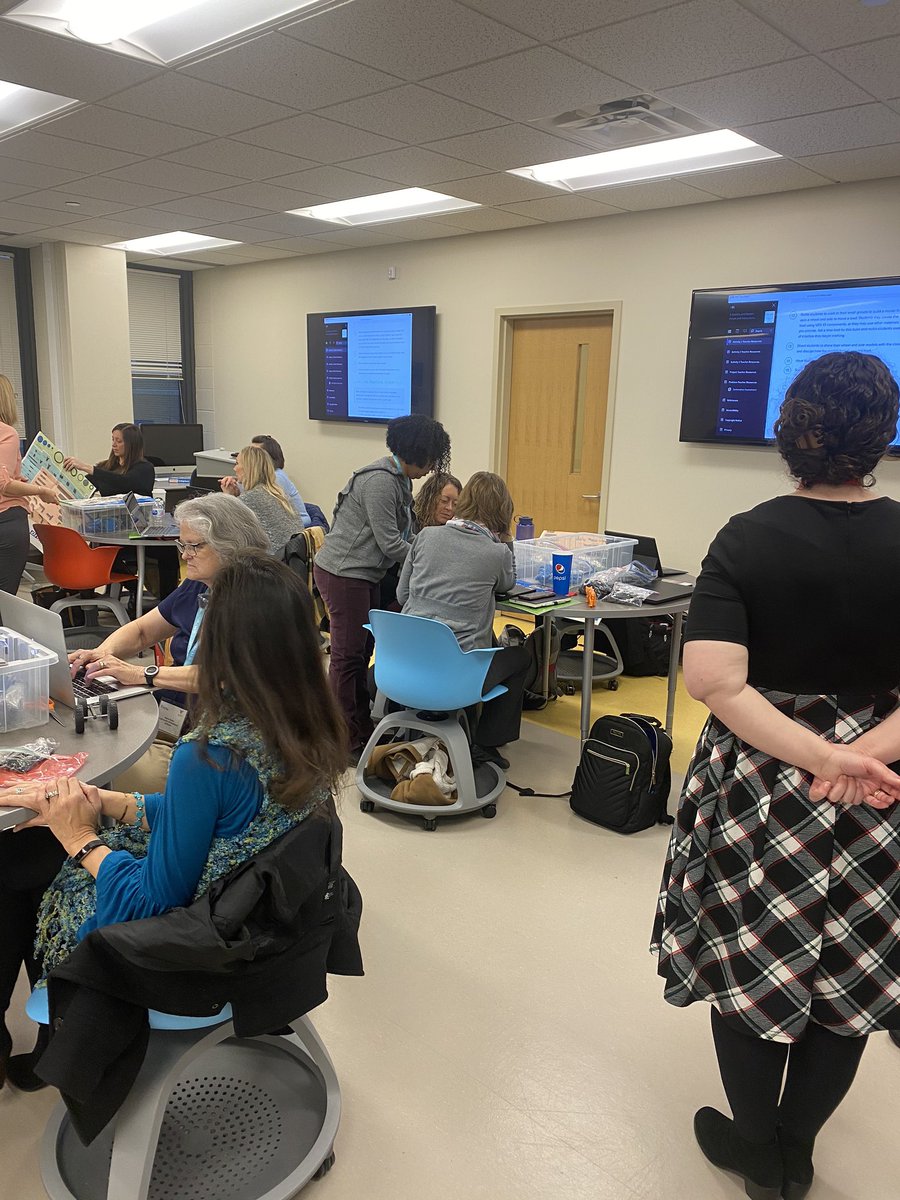 MissMikah_77's tweet image. Lots of learning and fun going on in this PLTW Launch Pre-Service Faculty Training class at Ball State University! #PLTWLaunch #BSU