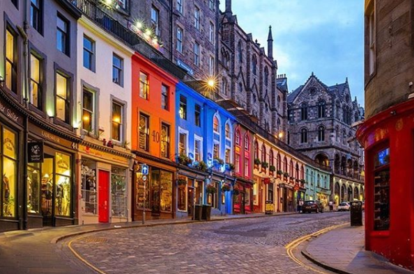 HeetonConcept's tweet photo. The colourful Victoria Street 🌈 Some say that the bright, curved street was an inspiration for Diagon Alley in the #HarryPotter books⚡️ #JKRowling #Edinburgh https://t.co/Zu49LFdLGZ