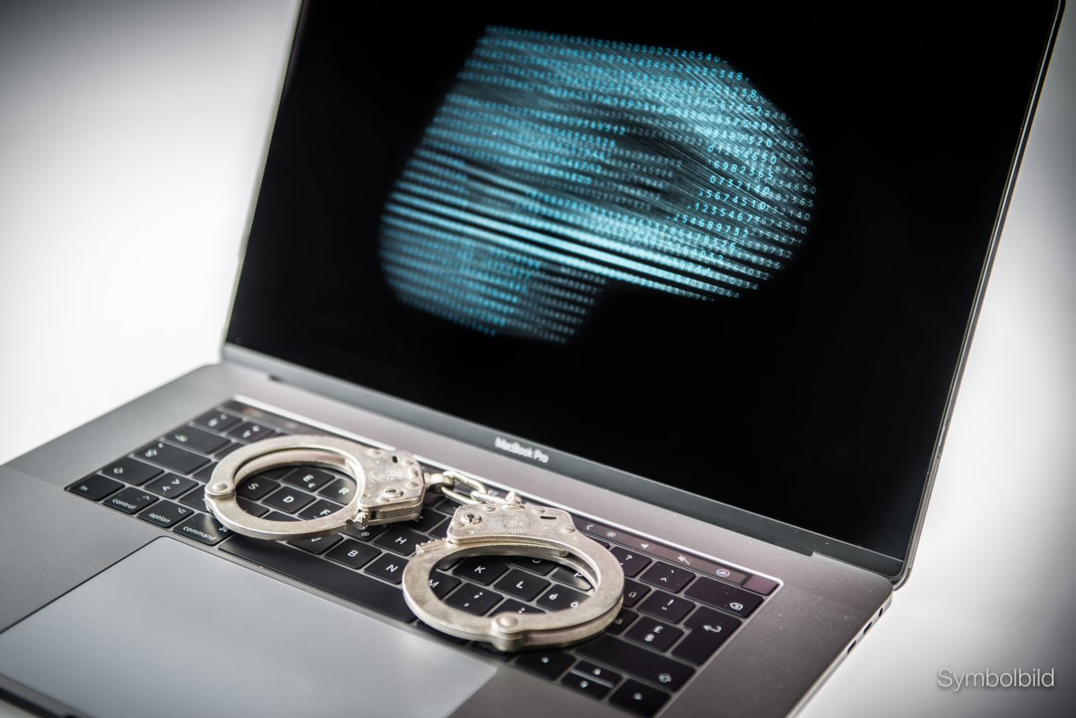 Symbolbild Computer und Handfesseln
