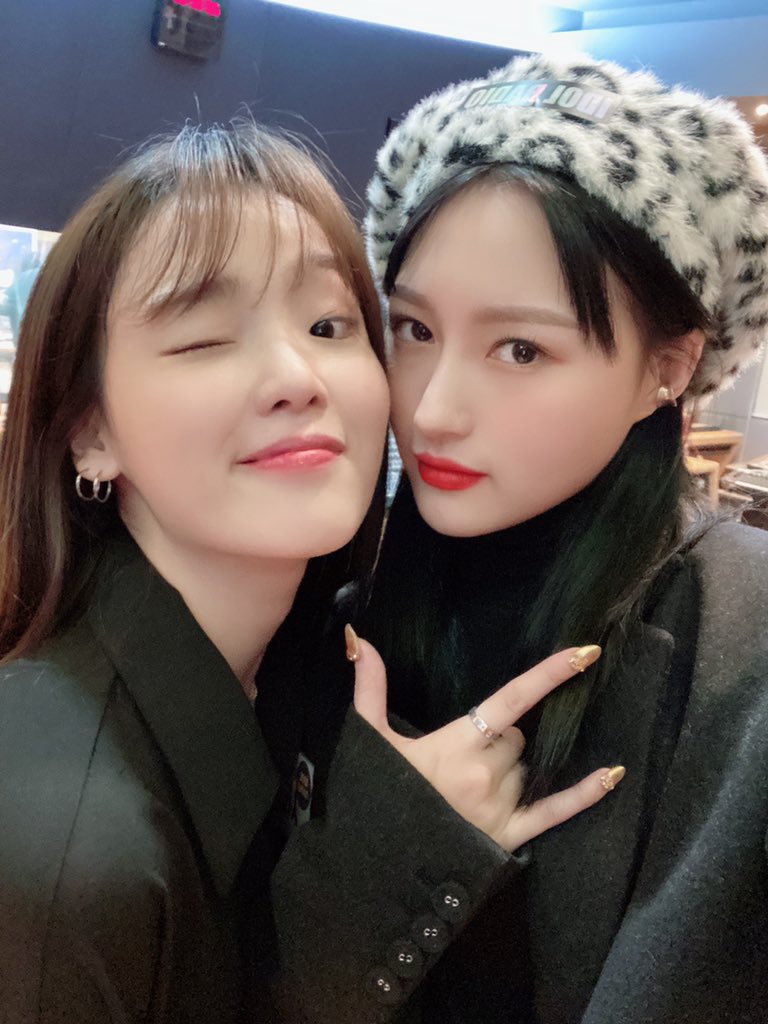 [#시연] 아돌라 디제이님들과 한 컷👍🏻 우리 승희랑 비니 덕분에 긴장 좀 풀었어요 여러분 박수 ㅠㅠ 이 세상 최고의 디제이🔥 고마워
#드림캐쳐 #Dreamcatcher