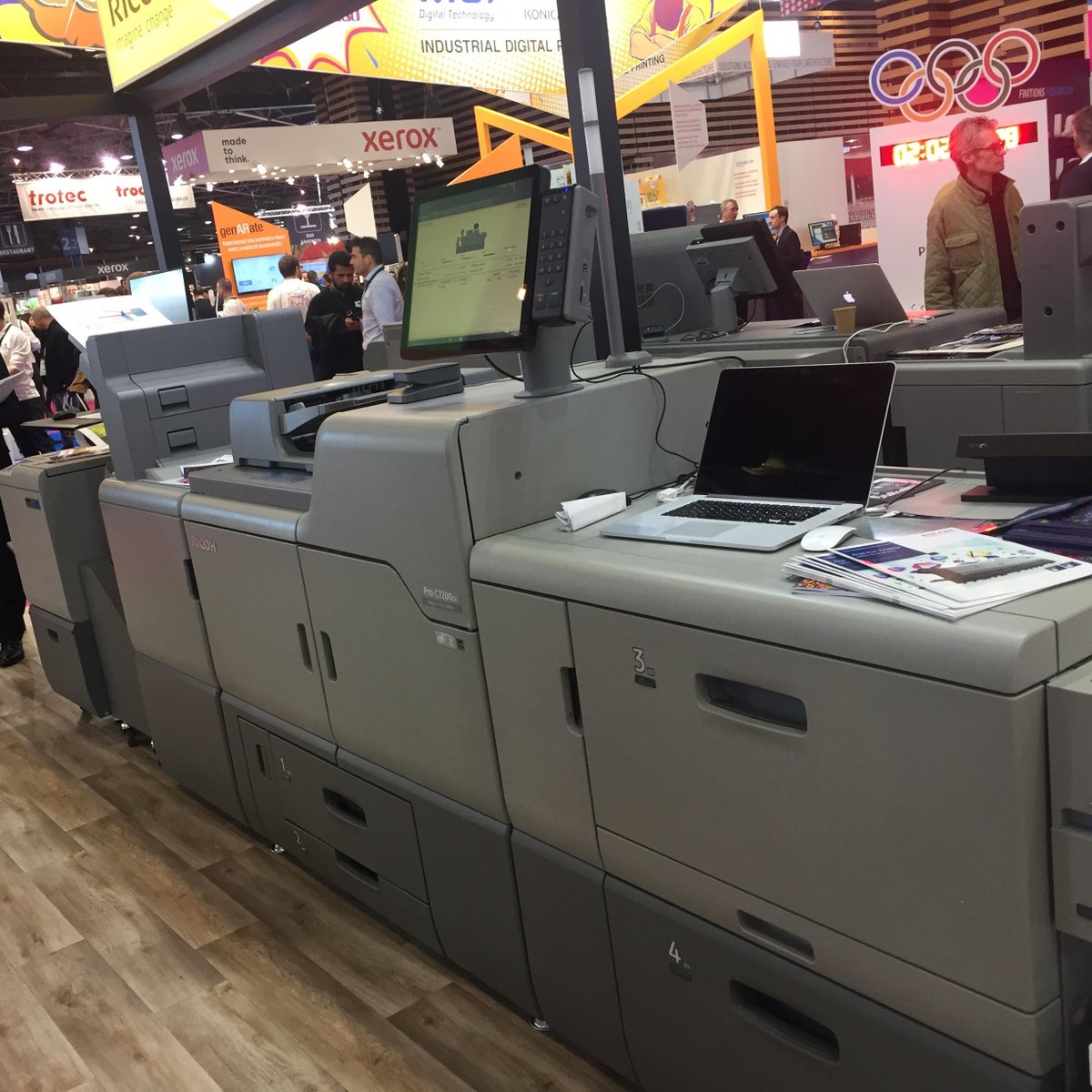 datamaster_FR's tweet photo. Présentation des dernières presses numériques série PRO C 9200 et Série PRO 7200 avec de nouveaux modules de finition, une production en ligne automatisée, et un ensemble de solutions pour la gestion des flux de production.
#Ricoh #CPRINT #Impression #ArtGRaphique #Nouveautés https://t.co/oAX2DxOGGJ