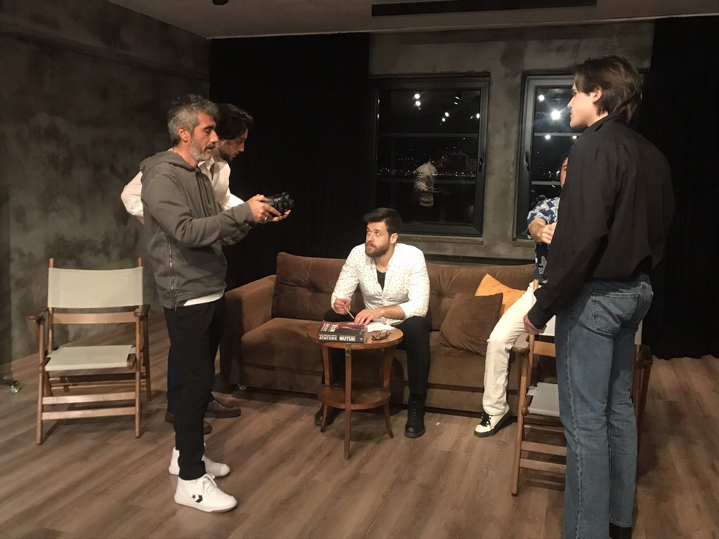 famelogacademy's tweet photo. Sahne Çalışması II - Eğitmenimiz Cevdet Mercan ve öğrencilerimiz! 🎬🤩🍀⁣
⁣
#famelogacademy #oyunculuk #acting #cevdetmercan #scene #role #beykozkundura https://t.co/1W2xB97pAl