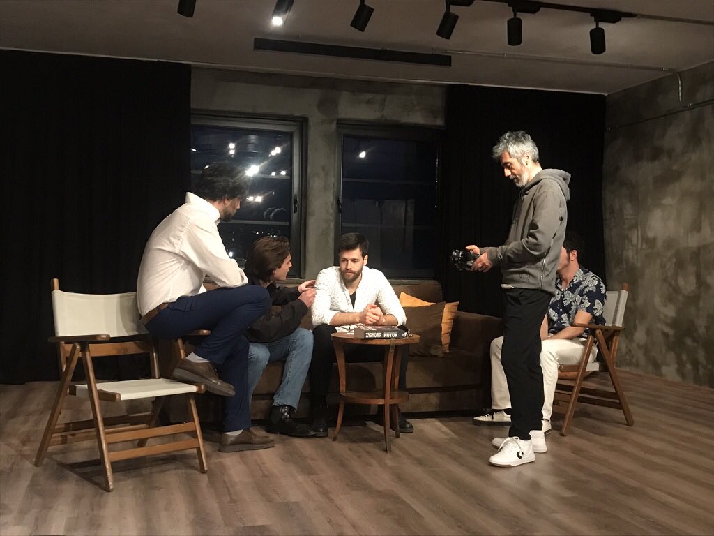 famelogacademy's tweet photo. Sahne Çalışması II - Eğitmenimiz Cevdet Mercan ve öğrencilerimiz! 🎬🤩🍀⁣
⁣
#famelogacademy #oyunculuk #acting #cevdetmercan #scene #role #beykozkundura https://t.co/1W2xB97pAl