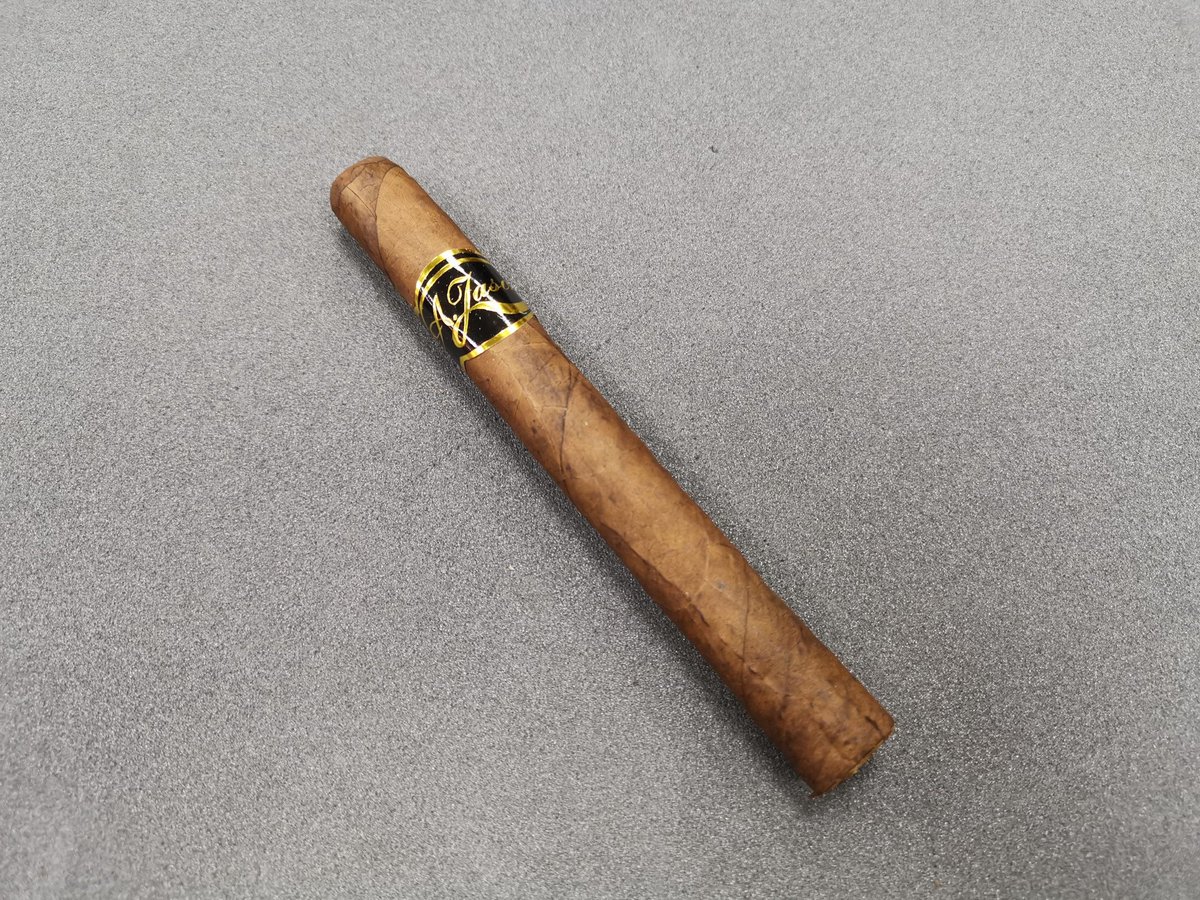 CigarBar3's tweet photo. A Jason super corona cigar an affordable endeavour into German cigars. This cigar containing Honduran tobacco is quite cheap coming in at only £6 per cigar. It is hand rolled and has a excessively mild taste to. It is affordable for the price and the quality is quite good. 5.5/10 https://t.co/DCLQDgTI2A