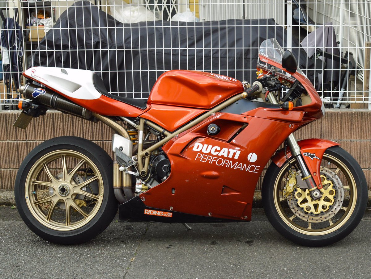 Mototopics Ducati 748 Sps キロ 車検11月まで 知る人と知る あの伝説のバイクです インテリアではなく しっかり乗られてるドゥカティはいいですね 足回りなんか現行車に勝ってやると言ってくるようなセッティングでした 相場15万する鍛造マルケ付き