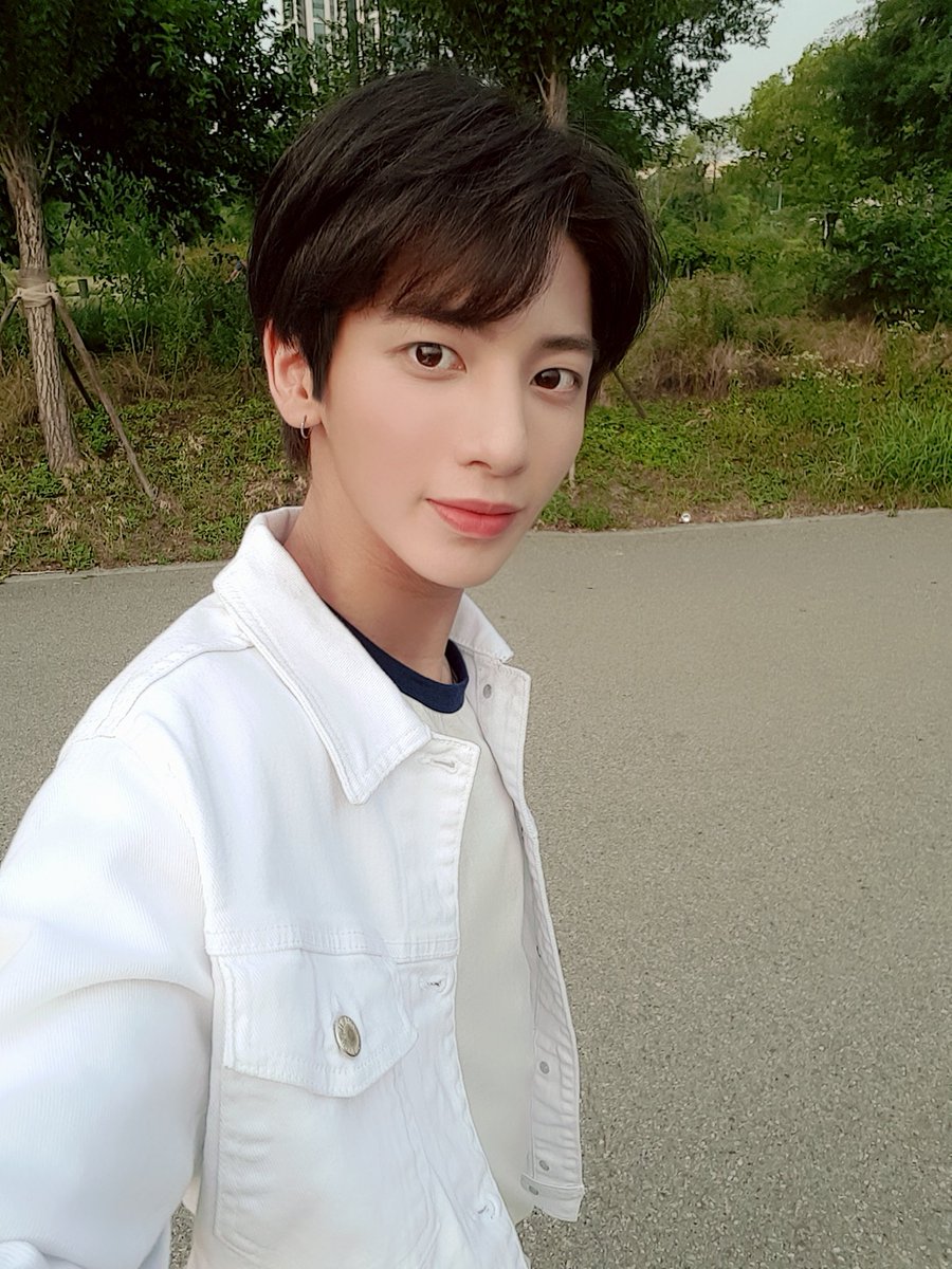 TXTfanbaseina's tweet photo. 🎉Happy Birthday to our lovely Kang Taehyun🎉

Pokoknya doa yg terbaik buat Taehyun, moga sll sehat &amp; Bahagia💙 
Makasih udah debut, Love You❤️

Apa harapan kalian buat Taehyun nih?

#HappyTaehyunDay
#OurMagicalMiracleTaehyun
#스윗한_태현이의_스윗한_생일
@TXT_members @TXT_bighit https://t.co/iUQMWyGkb1