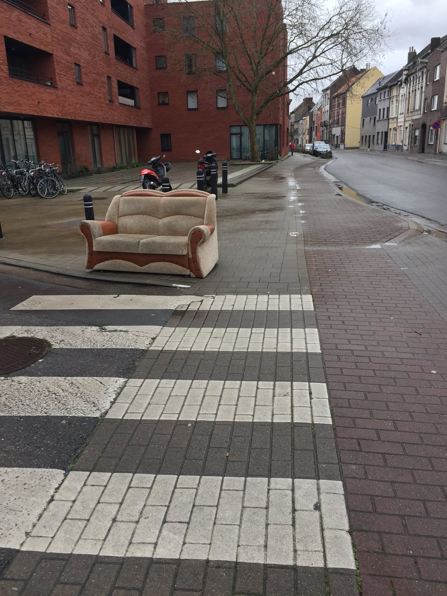 Koentatweets's tweet photo. Beetje moe van het oversteken?
⁦take a break @Stadgent⁩.
#citylife #deMuide https://t.co/cpmp3jqToX