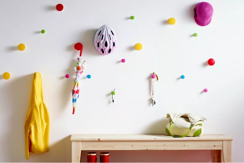 livible's tweet photo. Coats. Hats. Umbrellas. Bulky and oddly shaped items like these eat up closet space. Luckily, you can transform any blank wall into helpful hanging storage using coat knobs. 
https://t.co/CXCYoOOY4R https://t.co/Pe0mqSttsU