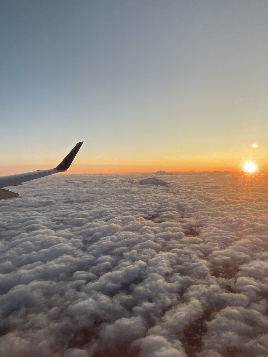 yukicoxo's tweet photo. Thank you @tewillard for this beautiful sunrise/set #YukiHeaderPic, can just make out the 2 peaks 💕
I do miss seeing the clouds from the other side ⛅️ https://t.co/0OAu3yPtry