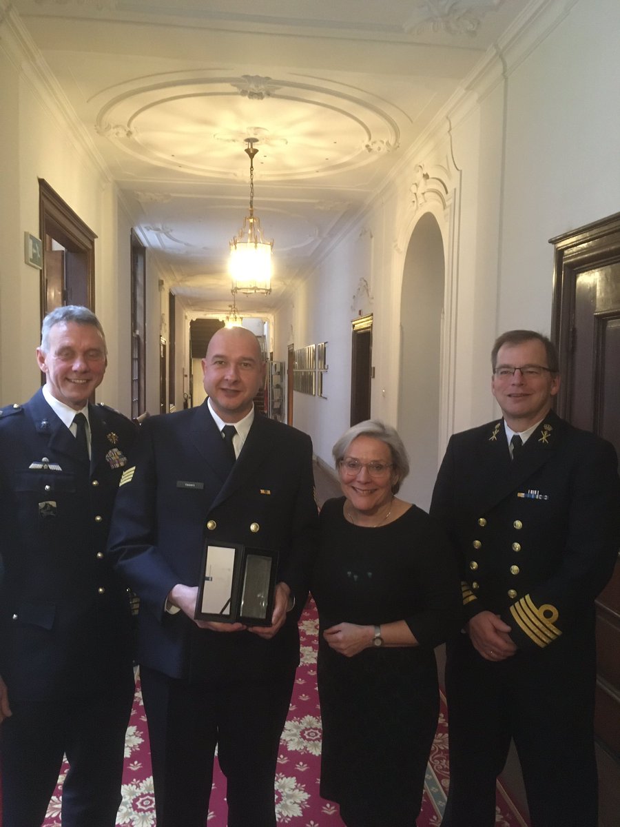 Zojuist is de Samen Sterker Award uitgereikt aan SMRTD Michel Caspers. Hij speelt al lange tijd een belangrijke rol bij innoveren en moderniseren van het onderwijs bij de KM, waarbij nu ook de brug wordt geslagen naar het operationele domein. BZ en van harte gefeliciteerd!