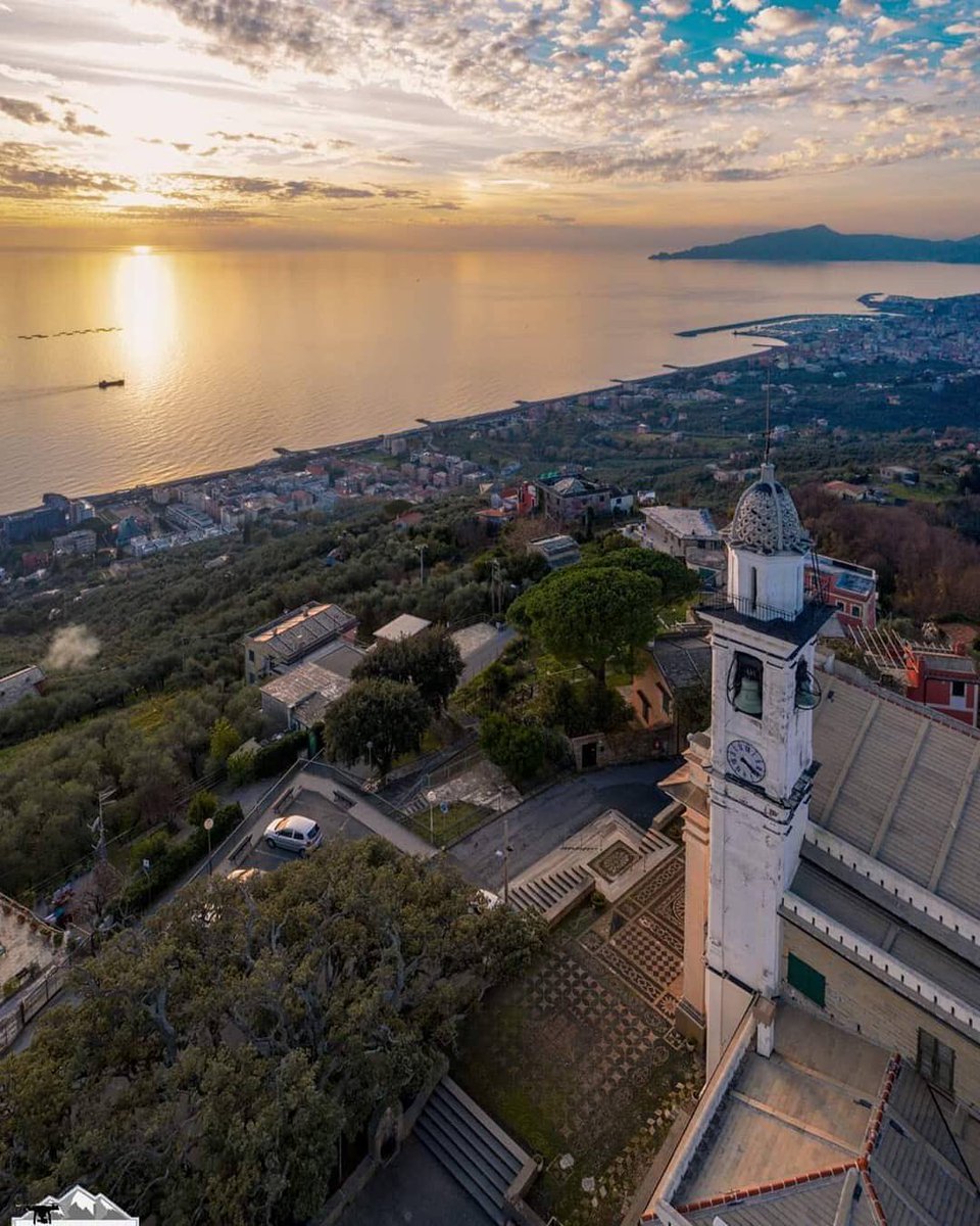 Conoscete Santa Giulia? È una piccola frazione del comune Lavagna nel levante ligure. È un piccolo borgo situato sulla collina a 250 s.l.m, e guardando la foto è evidente qual è il suo punto forte: un panorama mozzafiato!
📸: @mydroneway