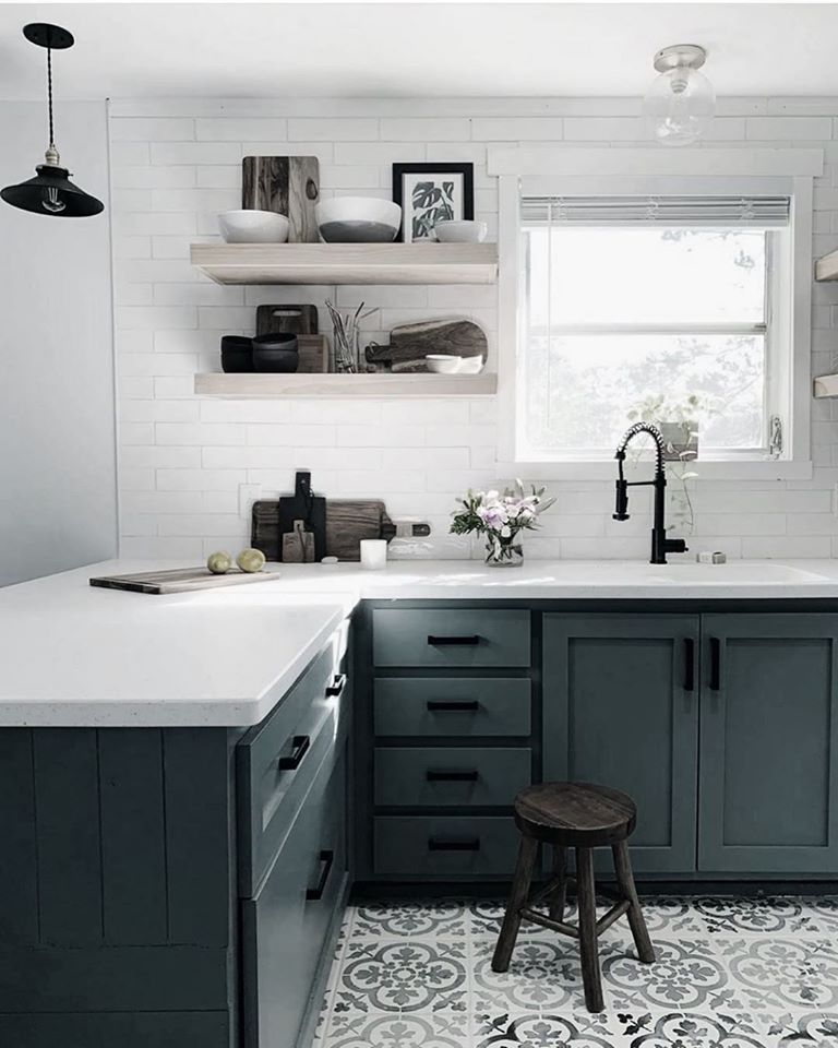 modo_na's tweet photo. Loving this look featuring a @vigoindustries matte black faucet!!
By @casa_de_car
#kitchensofinstagram #kitchensofinsta #rangehood #stovetop #kitchenrange #kitchenisland #kitchencabinets #kitchencabinetry #kitchencabinet #kitchendecor #customcabinetry #customcabinets https://t.co/nnlCbnEe3D