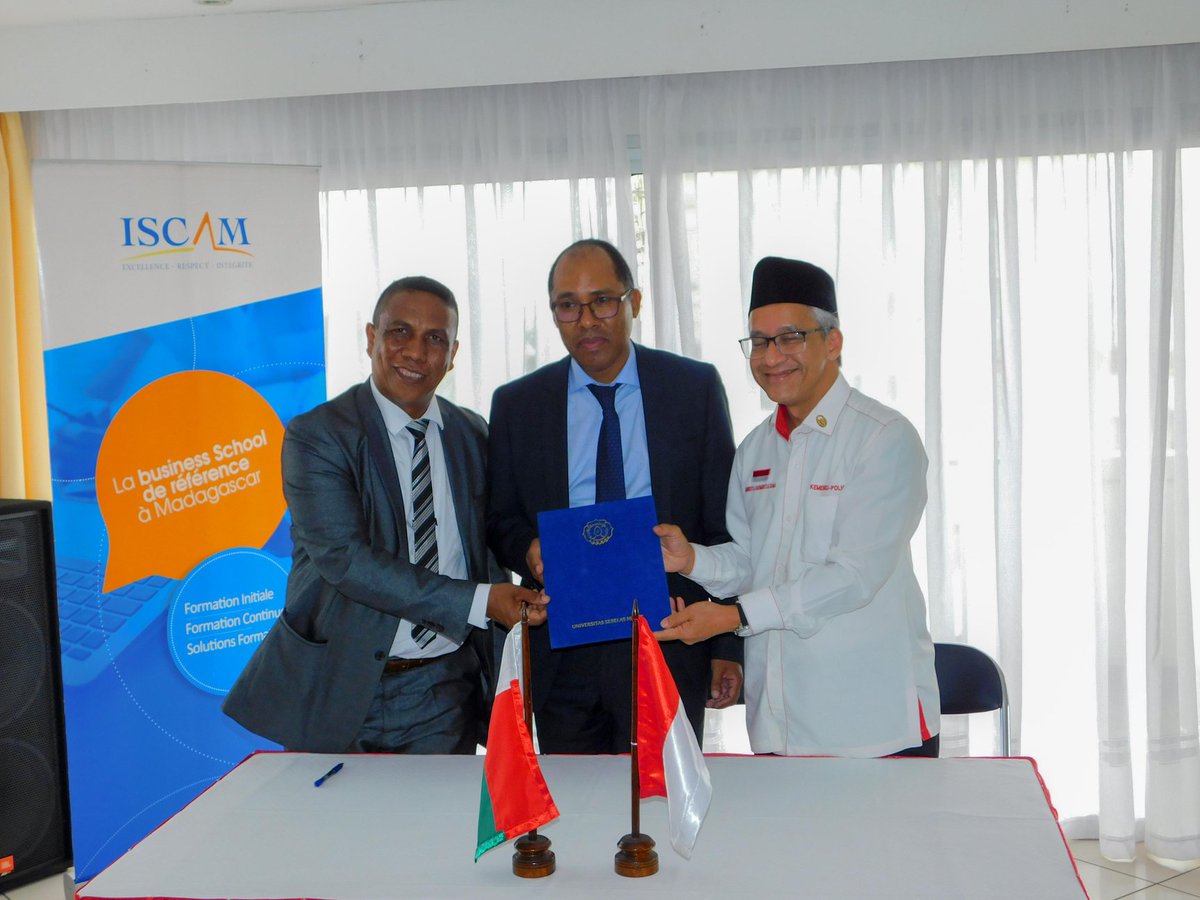 iscam_mada's tweet photo. Et un partenaire international de plus pour l'#ISCAM🥳
Il s'agit de l'#UNS (Universitas Sebelas Maret), l'une des meilleures universités publiques de l'#Indonésie😊
La signature de la #convention scelle une étroite collaboration entre les 2 parties mais aussi entre 2 peuples 🇮🇩🇲🇬 https://t.co/JsZ6GoE4at
