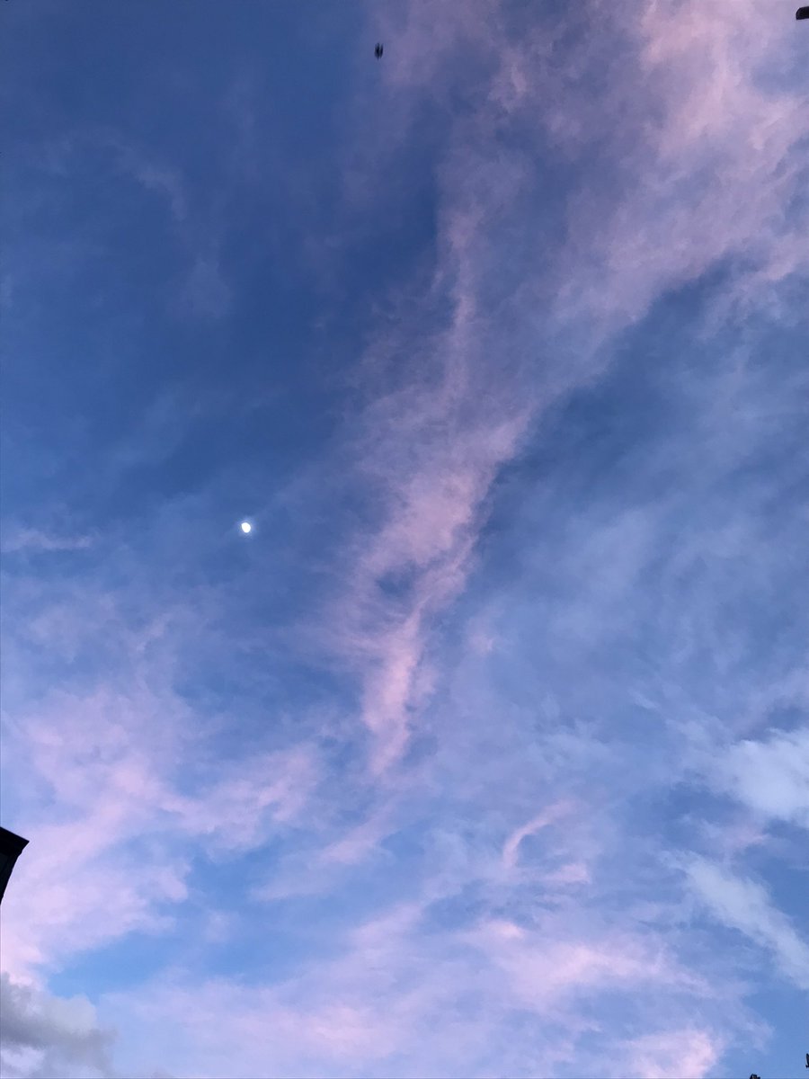 dreamertin's tweet photo. Somewhere over the rainbow, skies are blue
And the dreams that you dare to dream,
Really do come true. #tehransky https://t.co/LHYdreZwpL