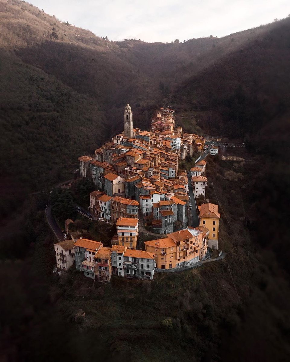 Poco dopo Dolceacqua, arroccato su un colle di ulivi, ecco Castel Vittorio, un antico feudo medievale.
........................................................
🔸Photo by: <a href="/nicoladongo/">nicola dongo</a>
🔸Location: #castelvittorio