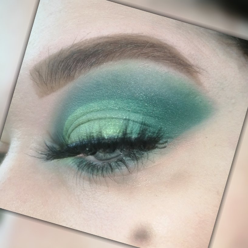 Who doesn't love a bit of green 💚👽 #makeup #makeupideas #makeuprevolution #MakeupAddict #makeuplover #mua #greenmakeup #beautybloggers #blogger #eyeshadow #likeforlike #like4likes #follobackforfolloback