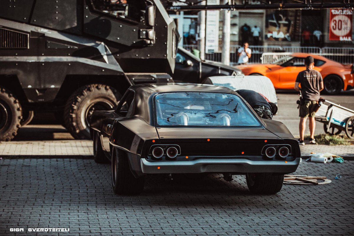 べすぱ ファミリーゴリ押し映画の新作ワイルド スピード9でもドムはダッジチャージャーに乗るんだけど車高が低くリアにエンジンを搭載しフロントとリアのフェンダーが膨らんだ仕様だ