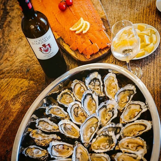 neipperg_france's tweet photo. Oysters, smoked salmon and a fresh bottle of #LeBlancdAiguilhe 😋 What else?
.
Reposted from @creativefabien
.
@achacunsoncastillon #chateaudaiguilhe #castillon #bordeauxwhite #bordeauxblanc #bordeauxwine #winelover #foodandwine #winetasting #partag… https://t.co/CwAzpa2tqN https://t.co/K2hCNSpGdu