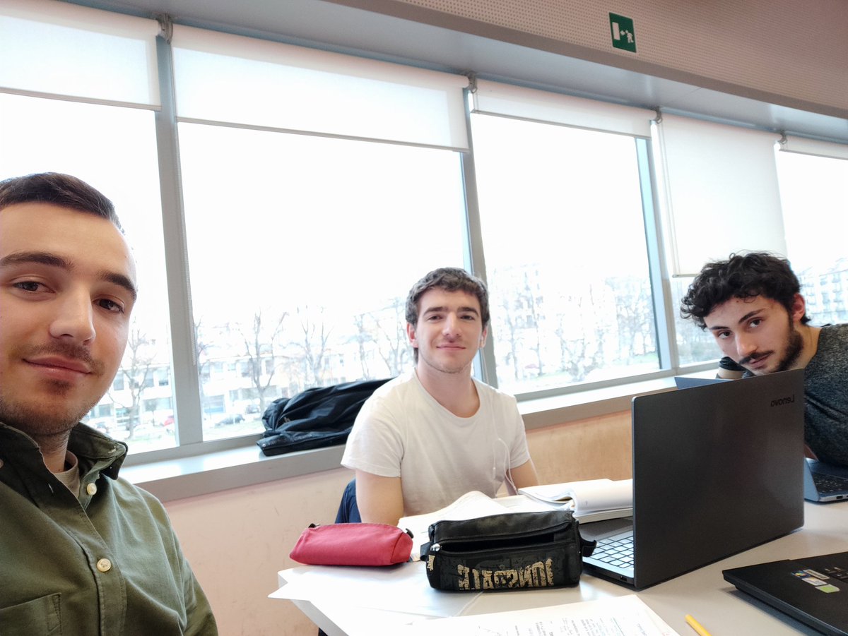 pesceur's tweet photo. Oggi giornata produttiva al campus, grazie anche a un fantastico pranzo a 🏠 Abbe #ioi10eurononlimetto #vanchesuyoutube #eralle9 #ziaguidasicura #unostudioingiallo #lapressa @benedetta_doto @robireska https://t.co/q333V7Pyet