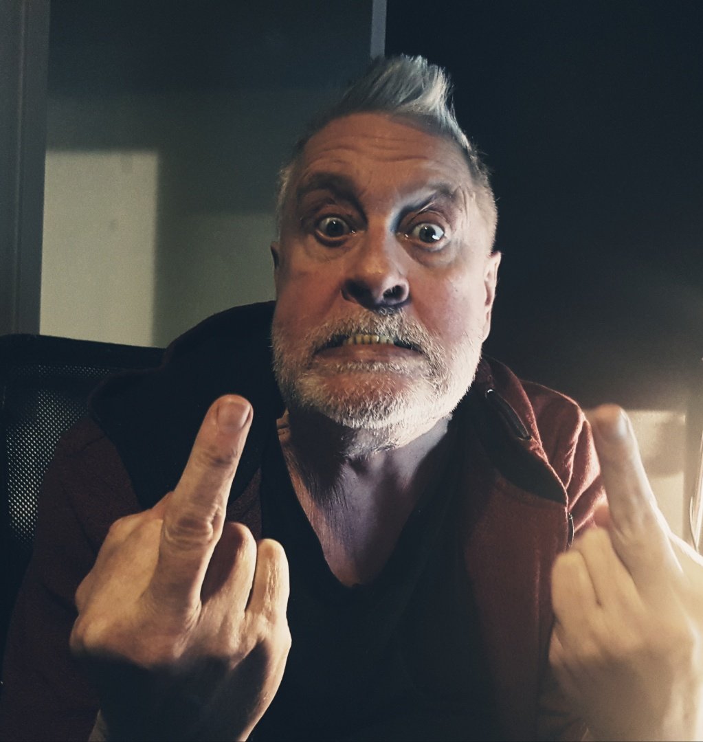 Noin 40 vuotta sitten näyttelijälegenda Kari Väänänen käveli Helsingissä näyttämön etulaitaan ja Haavoittunut enkeli näytelmän aluksi näytti yleisölle keskisormea. Olin kaksi viikkoa sitten Vänän coachattavana liittyen näytelijöiden työhön ja uskon tapaamisen olleen käännekohta.