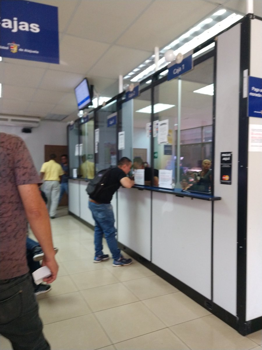 Tperez_p's tweet photo. Le deseo éxitos al nuevo alcalde de Alajuela que su gestión sea efectiva. Con 5 cajas disponibles, 30 personas que estamos esperando y solo una persona atendiendo! Sin comentarios! https://t.co/hcf0Rf2tiJ