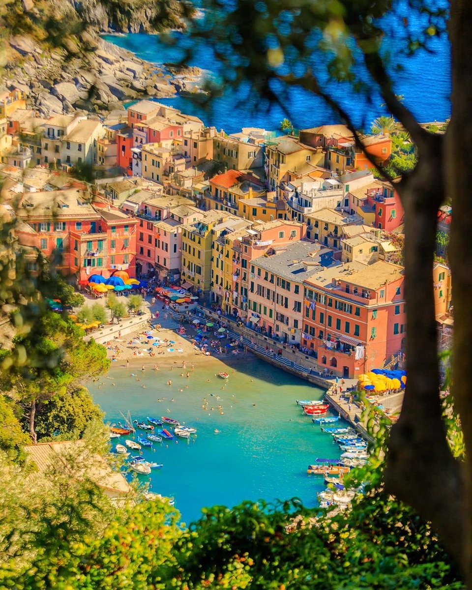 Certi colori, visti una volta, non si dimenticano mai più!
........................................................
🔸Photo by: @daamikaa_photography
🔸Location:  #vernazza