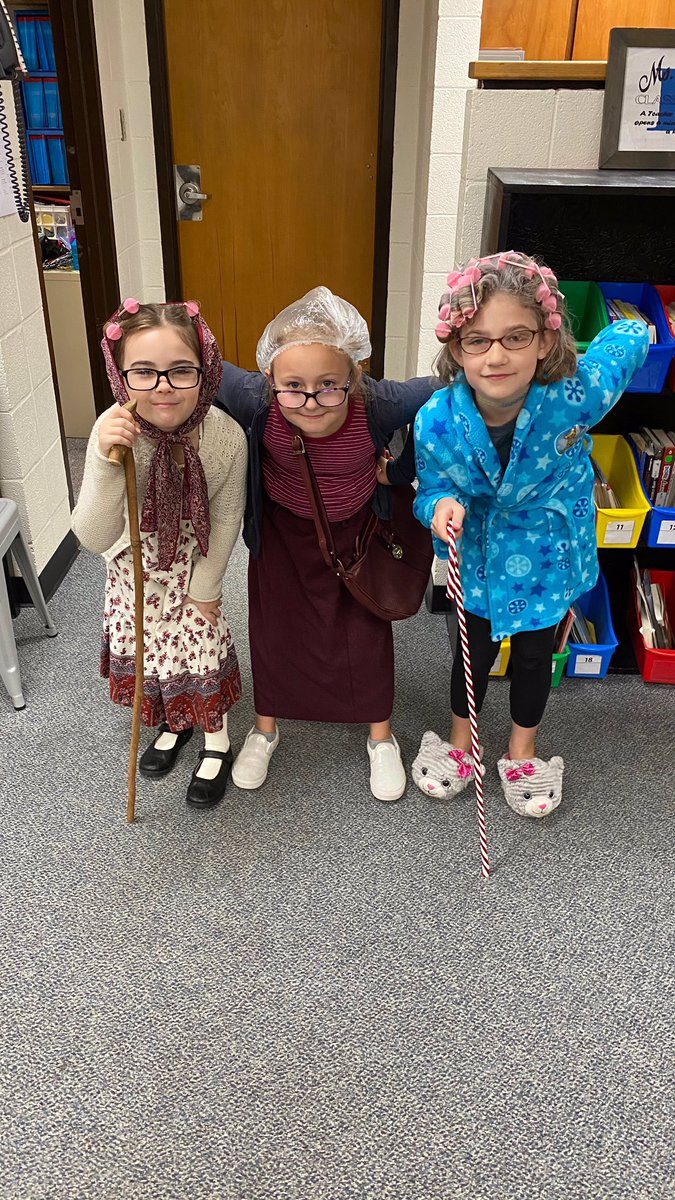 gaes_media's tweet photo. Happy 100th day of school!! @GlenAlpine #greenwavescan https://t.co/GoRsYs5zVr