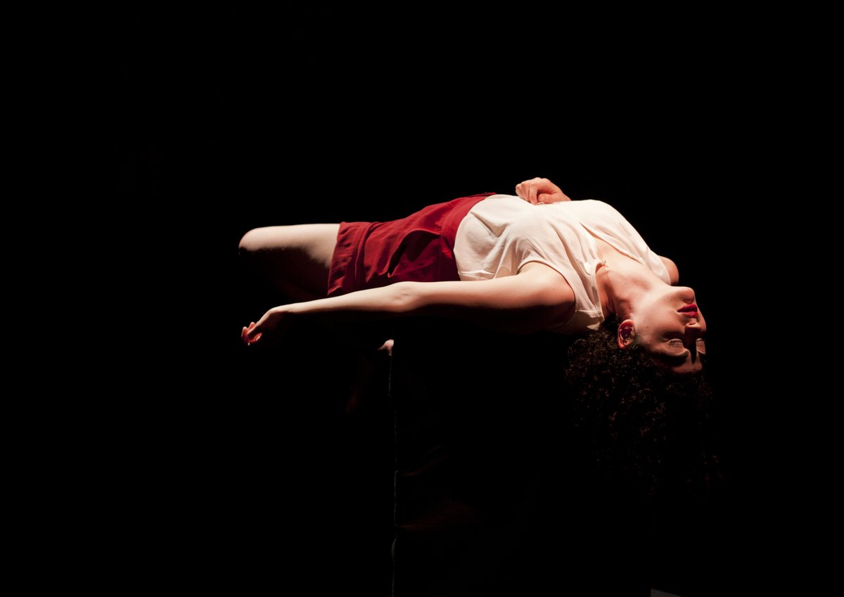EKPshows's tweet photo. .@CollapsiblePlay @bushtheatre is SOLD OUT this Thursday and Saturday. A very few tickets are available for our first preview tomorrow and press night on Friday. https://t.co/QIdQiEHVRl

📸@hollyrevellart 🎨@ali_neighbour 🔦@oneferny 
🐝 @breffniholahan https://t.co/GDWHulpeln