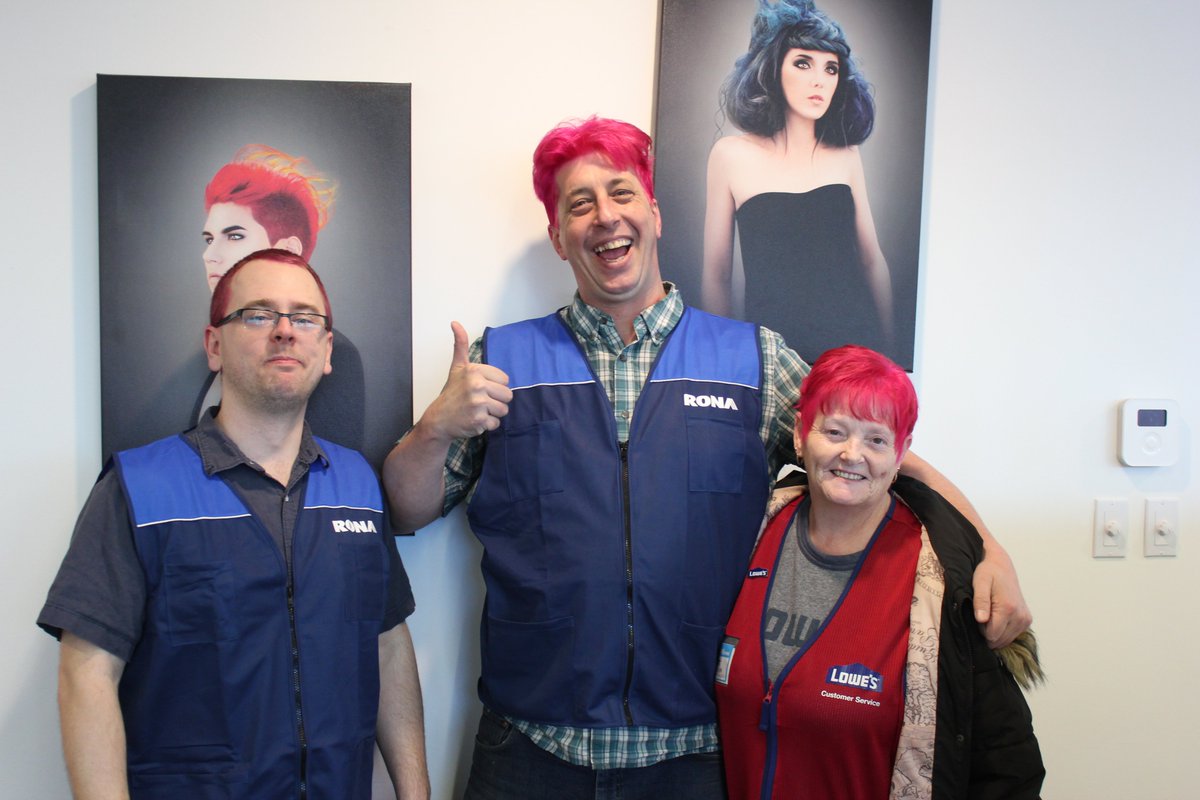 LowesCanadaCorp's tweet photo. 120 employés de notre réseau se sont fait teindre les cheveux en rose dans le cadre de la campagne @HairMassacureNA au profit de @Childrens_Wish et de #TERRYFOXPROFYLE.
Nous sommes ravis de voir nos équipes de l’Alberta s’unir pour appuyer leurs communautés! https://t.co/ODllbcMLJm