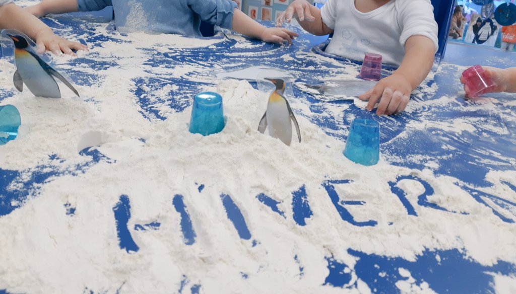 Margiss4's tweet photo. ❄Gaudim de l'hivern ❄
🐧Amb uns pingüins i una mica de farina es pot convertir en una experiència ben enriquidora pels més petits de la llar.🙌👀👃👅
#JEStgervasi https://t.co/pNxHk9H7wD