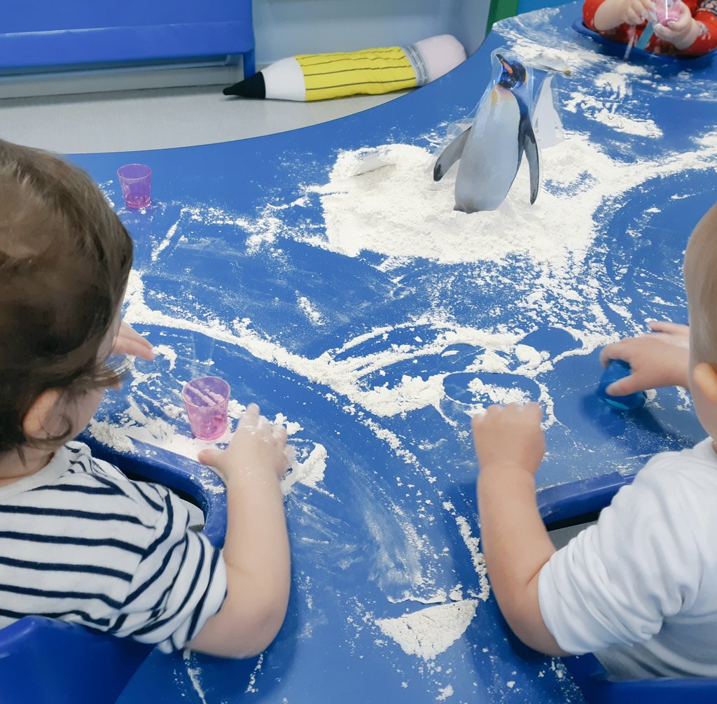 Margiss4's tweet photo. ❄Gaudim de l'hivern ❄
🐧Amb uns pingüins i una mica de farina es pot convertir en una experiència ben enriquidora pels més petits de la llar.🙌👀👃👅
#JEStgervasi https://t.co/pNxHk9H7wD
