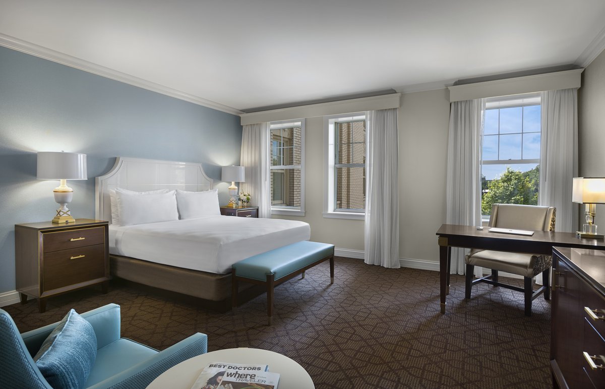 ChaseParkPlaza's tweet photo. #ValentinesDay is coming up! A stay at #TheChase is the perfect way to celebrate with your Valentine or Galentine! (Can you say #GirlsNightOut?!) Drinks at @ChaseClubSTL, a 3-course wine dinner at @ThePrestonSTL then a movie at the cinema! Book now: https://t.co/LqUanTrJQh https://t.co/IYj4No0yTs