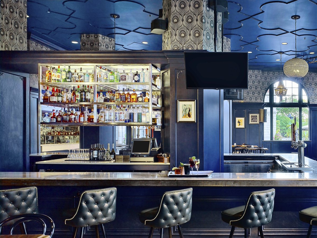ChaseParkPlaza's tweet photo. #ValentinesDay is coming up! A stay at #TheChase is the perfect way to celebrate with your Valentine or Galentine! (Can you say #GirlsNightOut?!) Drinks at @ChaseClubSTL, a 3-course wine dinner at @ThePrestonSTL then a movie at the cinema! Book now: https://t.co/LqUanTrJQh https://t.co/IYj4No0yTs