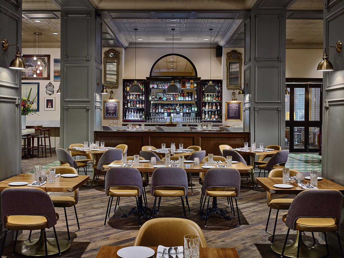 ChaseParkPlaza's tweet photo. #ValentinesDay is coming up! A stay at #TheChase is the perfect way to celebrate with your Valentine or Galentine! (Can you say #GirlsNightOut?!) Drinks at @ChaseClubSTL, a 3-course wine dinner at @ThePrestonSTL then a movie at the cinema! Book now: https://t.co/LqUanTrJQh https://t.co/IYj4No0yTs