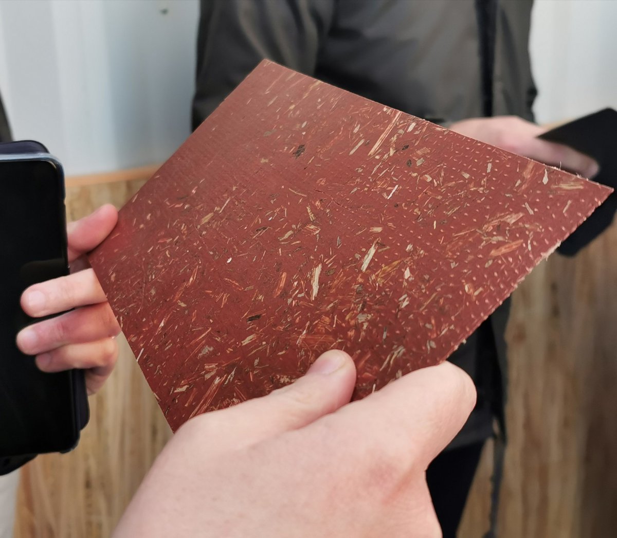 colorcircle_eu's tweet photo. [#live #IRLECOLOR] #INTERREGCOLORCIRCLE #inspiring #studyvisit of a student field desk in the middle of Friesland #marshes: material and product designer Tjeerd Veenhoven makes #plasticfree soft touch tables out of #cattails https://t.co/c29fZOib5E