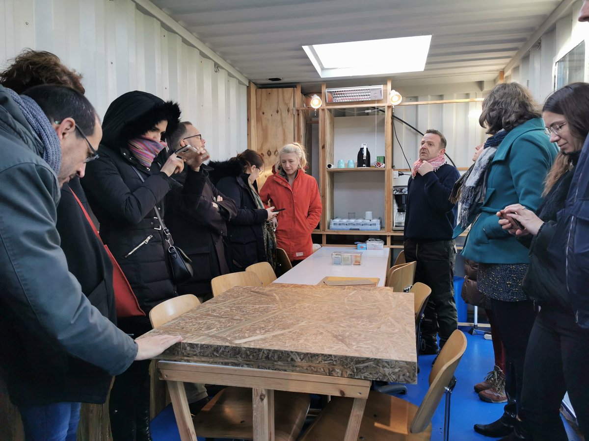 colorcircle_eu's tweet photo. [#live #IRLECOLOR] #INTERREGCOLORCIRCLE #inspiring #studyvisit of a student field desk in the middle of Friesland #marshes: material and product designer Tjeerd Veenhoven makes #plasticfree soft touch tables out of #cattails https://t.co/c29fZOib5E