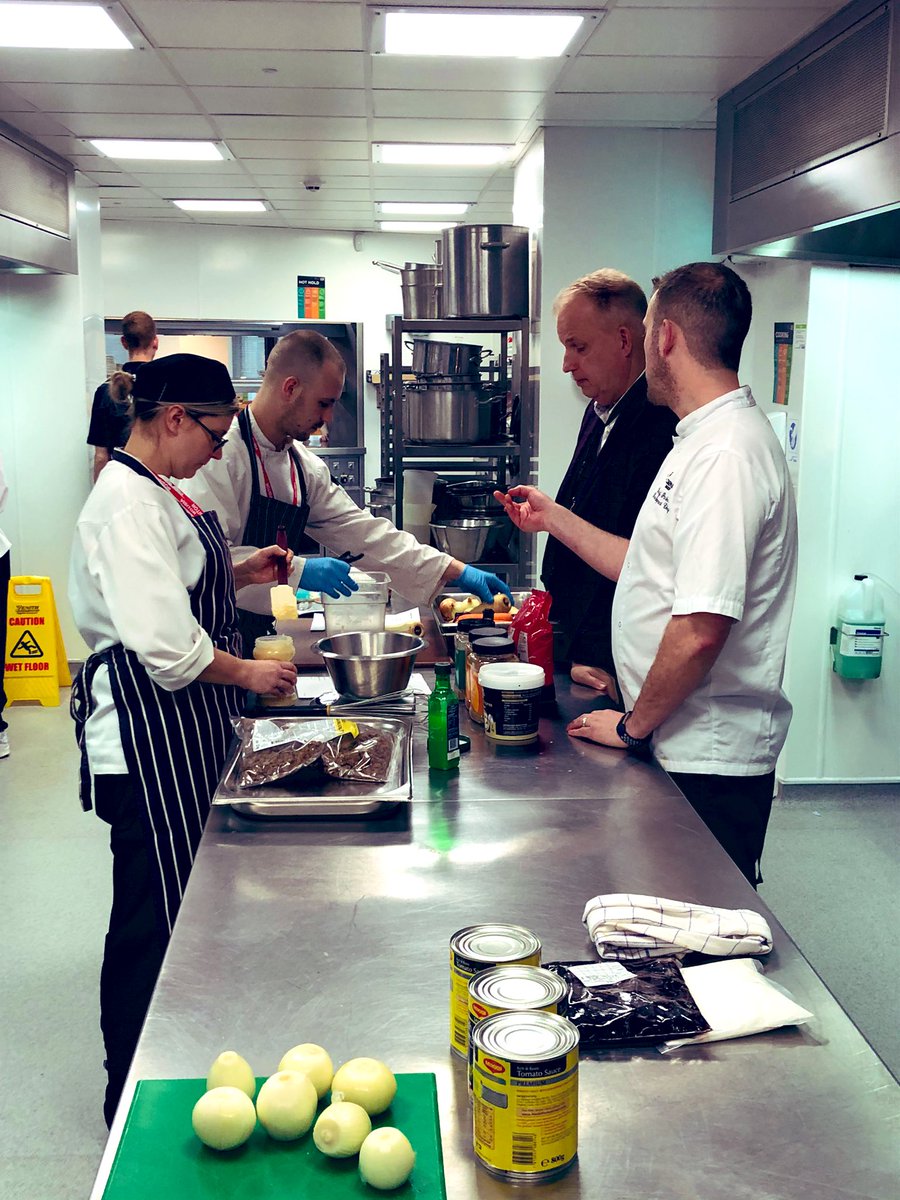 compassgroupuk's tweet photo. Great to be in the kitchen today with HR Director, Donna Catley, chatting with #CompassApprentices during the 13th annual #NationalApprenticeshipWeek #NAW2020 @CGUKApprentices 😁#teamCompass https://t.co/GmeGR5pP7o