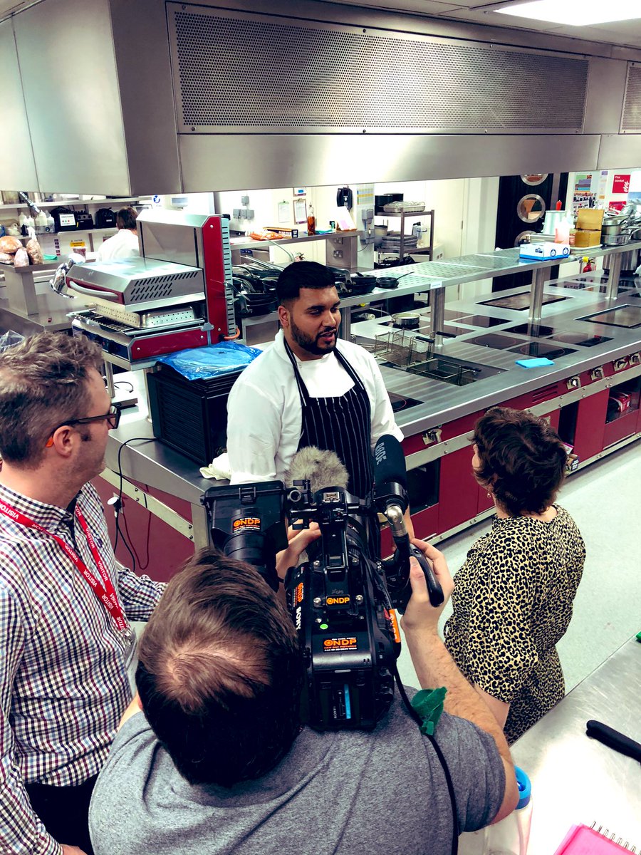 compassgroupuk's tweet photo. Great to be in the kitchen today with HR Director, Donna Catley, chatting with #CompassApprentices during the 13th annual #NationalApprenticeshipWeek #NAW2020 @CGUKApprentices 😁#teamCompass https://t.co/GmeGR5pP7o