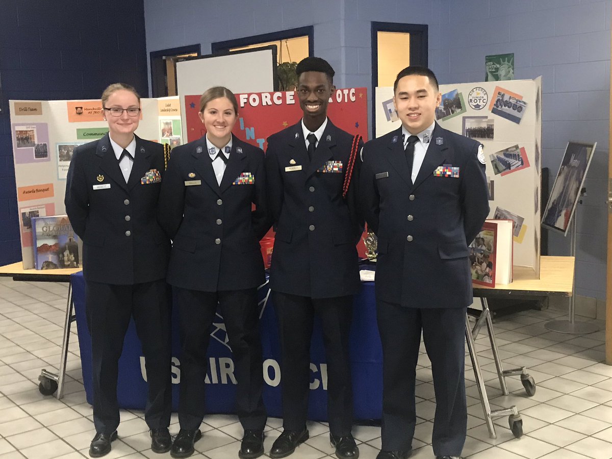 jmspitz1's tweet photo. @MenchvilleHS ROTC sharing opportunities during 8th grade lunch @gildersleevems https://t.co/5WxxjPsI7X