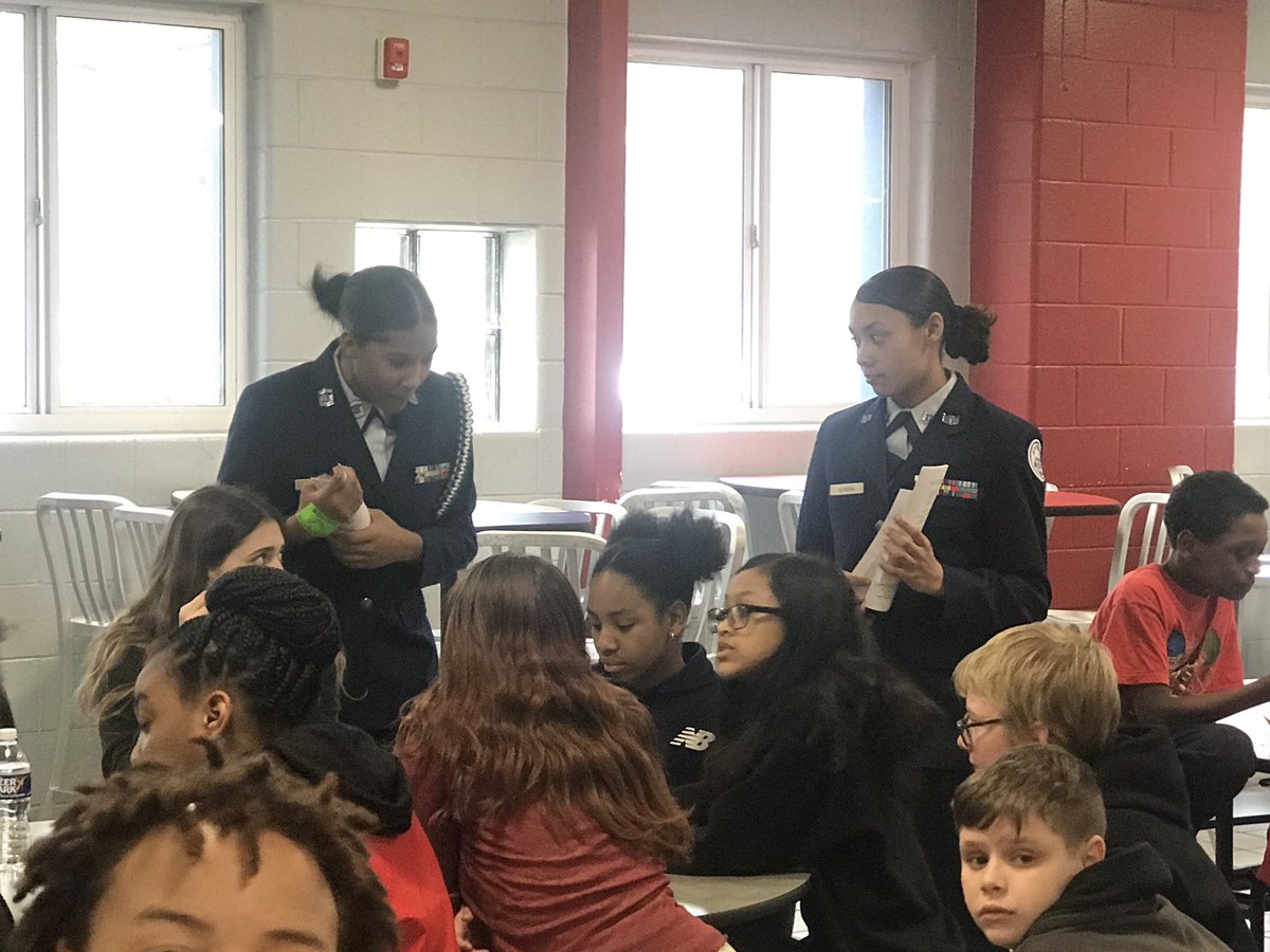 jmspitz1's tweet photo. @MenchvilleHS ROTC sharing opportunities during 8th grade lunch @gildersleevems https://t.co/5WxxjPsI7X
