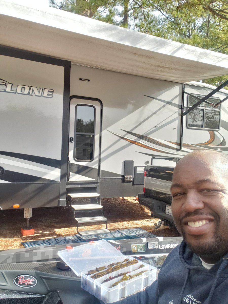 fish4ish's tweet photo. Current situation! Chilling out side my RV in my @RangerBoats refilling my @MISSILE_BAITS Dbombs greenpumpkin flash! #GoRVing #tackleprep #BassProTour https://t.co/uPAA1EQ7Sk