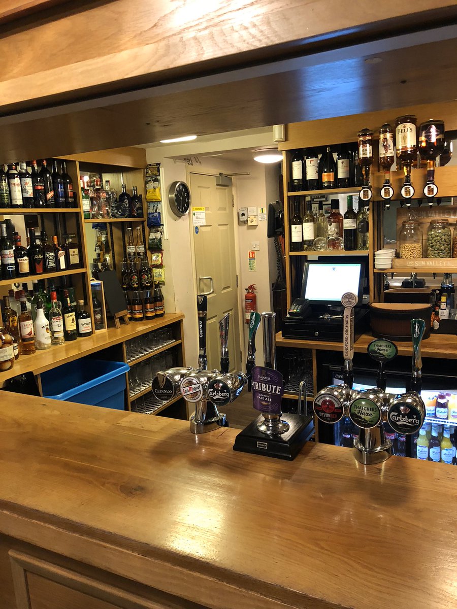 CreditonGolf's tweet photo. JOB ALERT - Front of house supervisor and deputy chef, nine month maternity cover contract. Roles include: running the bar and front of house and deputising the chef/manager, cooking day to day food as well as private functions. Apply: golf@downescreditongc.co.uk @CreditonCourier https://t.co/KMuoXEVkqL