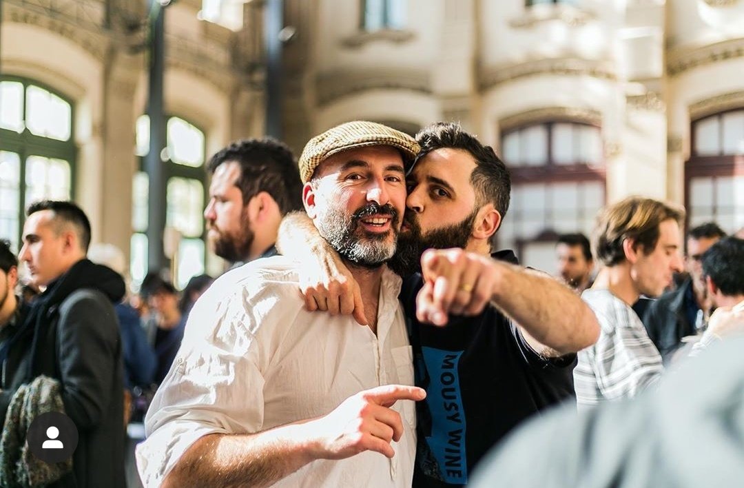 Por 5ª año consecutivo nos acompañaran artesanos venidos del sur de Francia, territorio hermanado con el nuestro, en cultura y pasión. Ante todo amigos, ellos son pioneros y también jóvenes proyectos; 19 bodegas venidas desde Languedoc-Roussillon.
En #VELLATERRA2020