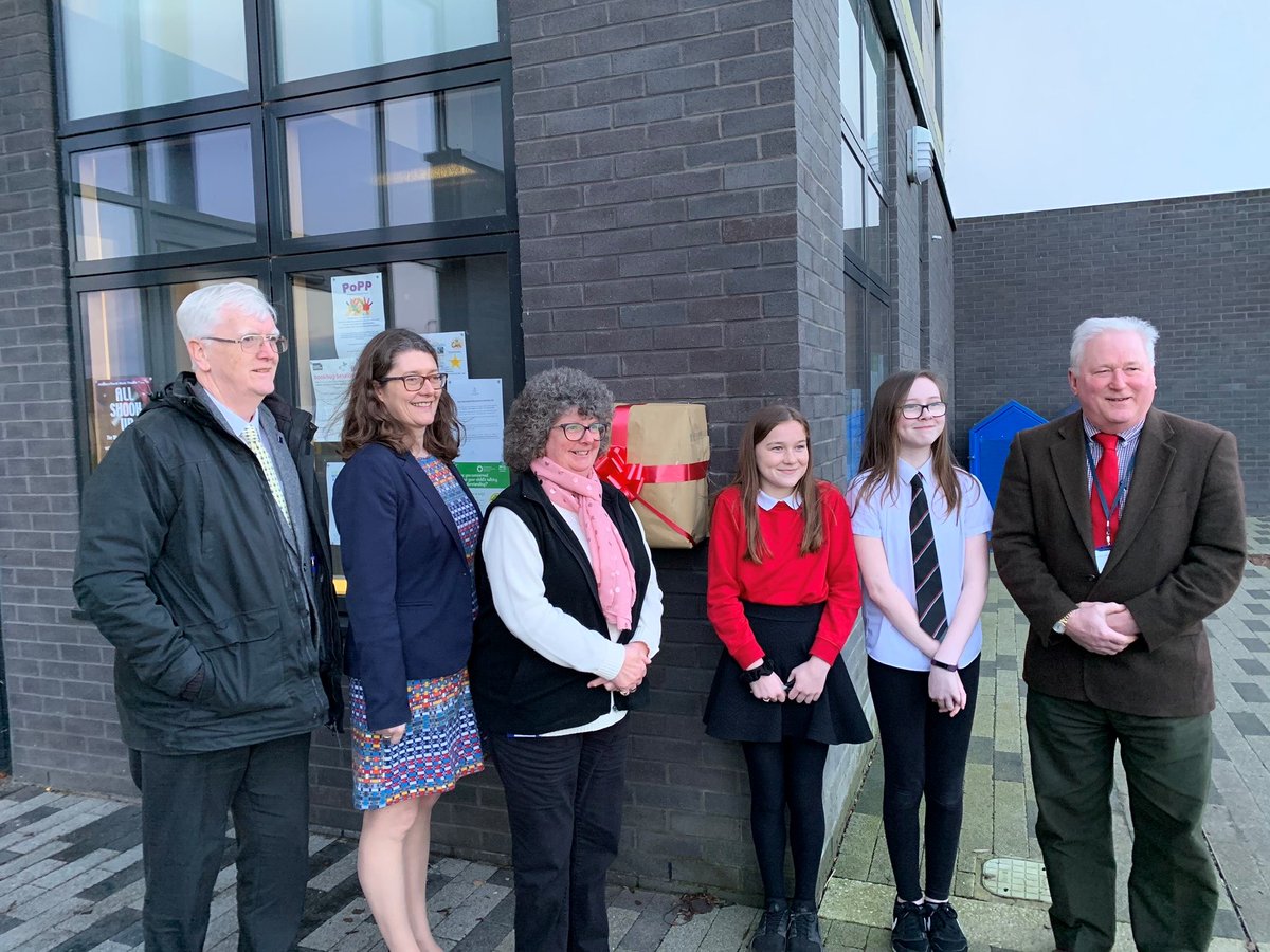 (l-r) Cllr Ian Mollison (Vice Chair of the Kincardine and Mearns Area Committee), Cllr Rosemary Bruce (Vice Chair of Aberdeenshire Council’s Education and Children’s Services Committee), Cllr Gillian Owen (Chair of Aberdeenshire Council’s Education and Children’s Services Committee), two pupils and Cllr Colin Pike at the unveiling of the defibrillator at Hillside Primary School.
