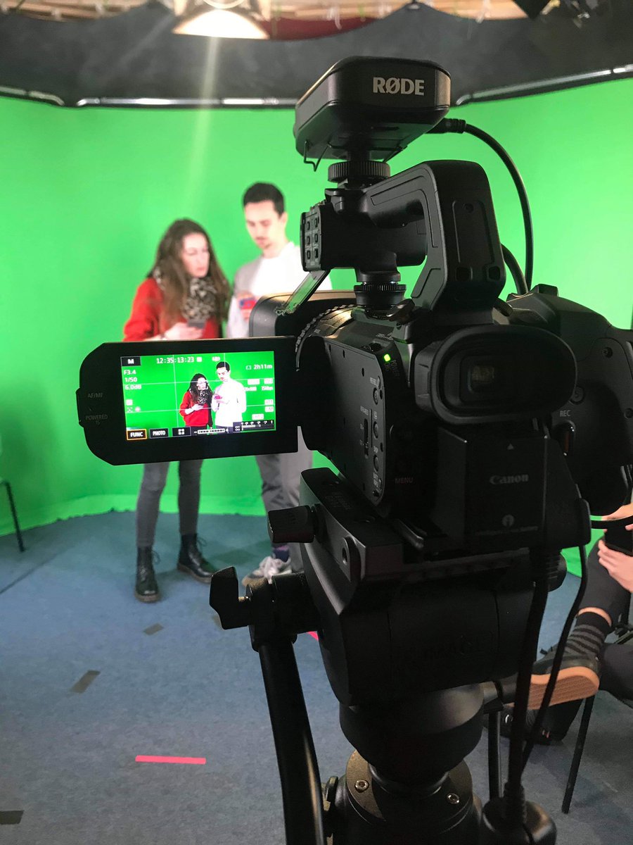 MasterJournaUb's tweet photo. #medias Nouveaux projets en vue, on ne s’arrête plus ! Avant de partir en stage d’ici la fin du mois, quelques répétitions avant une série de tournages pour @F3Bourgogne ! On vous en dit plus bientôt ! 😉 #m2mcn https://t.co/tiiEy4Edwt