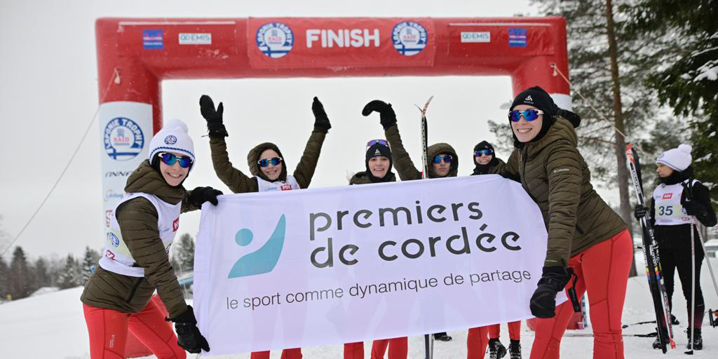 PremiersdCordee's tweet photo. ❄️ #PremiersDeCordee jusqu'en Laponie ! ❄️ 

Bravo à notre superbe binôme @SilviaNofficiel &amp; @NinonBardel 👯‍♀️ qui se sont surpassées sur le raid Laponie Trophy pour notre association ! 💪 

Merci, aux binômes de @NPechalatOff &amp; @ophelie_david solidaires jusqu'au bout 👍 https://t.co/wjjwQBRapY