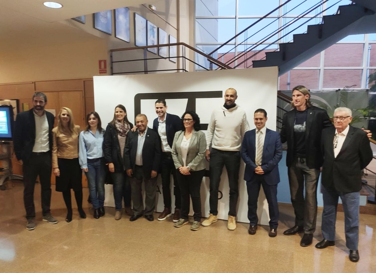 Aqualy_es's tweet photo. #FernandoHierro y #WalterHerrmann fueron dos de los protagonistas, además de la exdeportista y actual coordinadora de deportes de la #ONCE, Irene García, y Carlos de Teresa, especialista en medicina deportiva de #QuirónSalud. 🏀⚽️🥋 https://t.co/FkBzFMOkP2