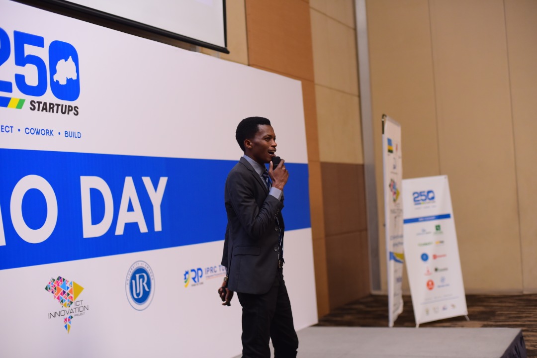 250ventures's tweet photo. Founder @AquaSafi sharing about the Wameter device used to monitor and control water parameters. And @Imenye pitching on how to go about the crisis of early pregnancies that is affecting sub-Sahara African countries.
#250networking
#DemoDay https://t.co/kHJd9mx9Dj