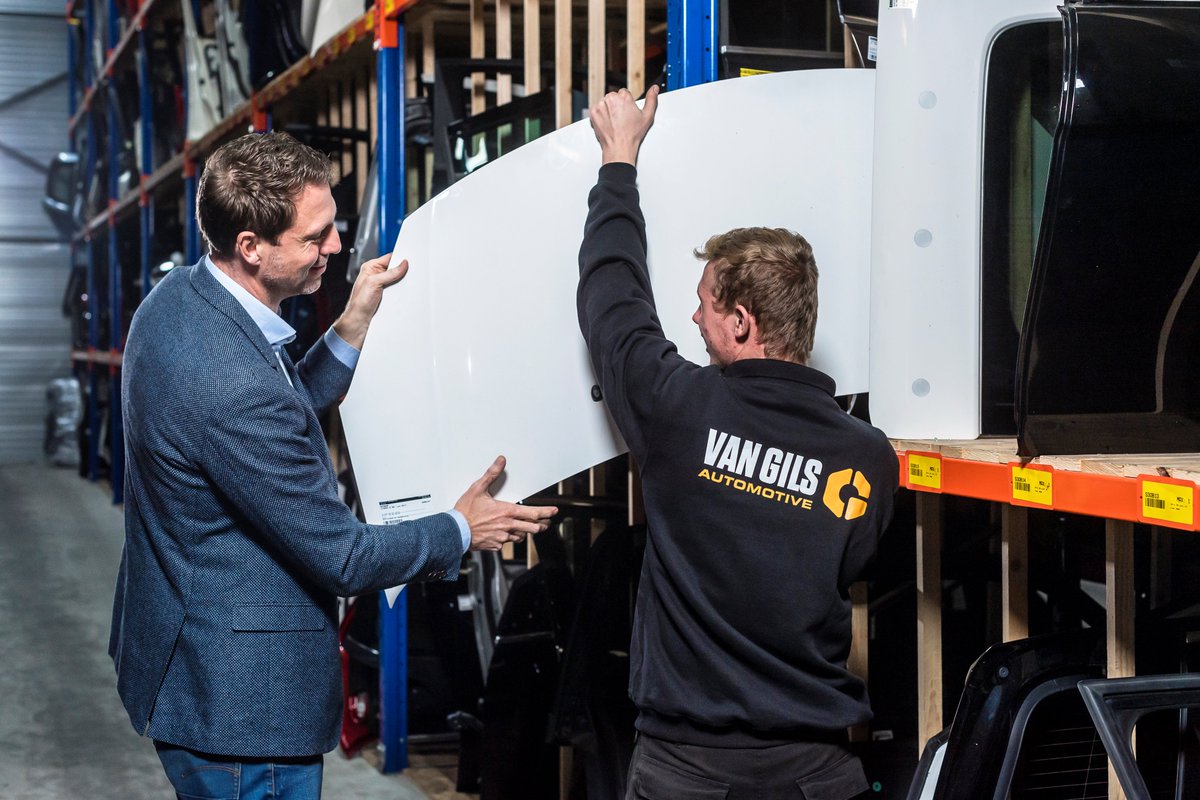 zhcwerkt's tweet photo. Mensen een duwtje in de rug geven, ook aan hen die het moeilijk hebben op de arbeidsmarkt. Het zit in de genen van @VanGilsAuto. “Iedereen voegt iets toe aan ons bedrijf, deze medewerkers ook”, zegt mede-eigenaar Patrick Van Gils. https://t.co/5qnepzo6z6 https://t.co/yGDl2BA4rV