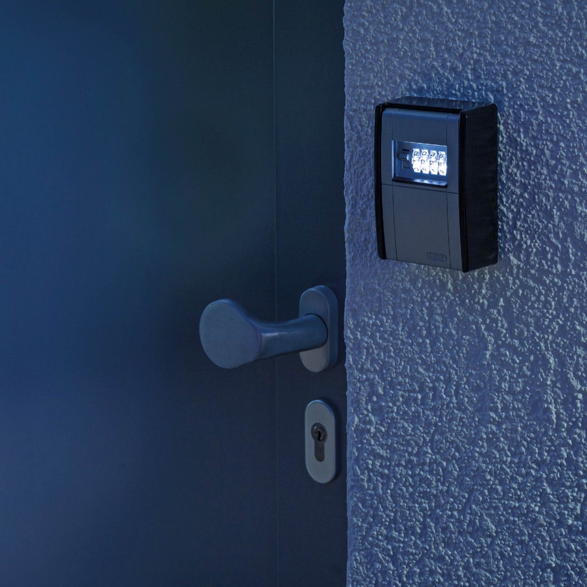 abus_es's tweet photo. #KeyGarage™ es la mejor opción cuando diferentes personas han de tener acceso controlado a llaves u otros elementos, por ejemplo en pisos vacacionales, empresas, comunidades etc. Además, la versión #KeyGarageLED™ ayuda a la legibilidad del código en situaciones con poca luz. https://t.co/XCVQTl92XG